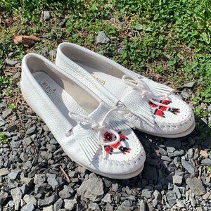 CLASSIC MINNETONKA MOCCASINS SIZE 8